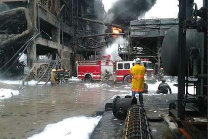 Incendio contenido en la planta YPF de Ensenada