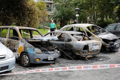 incendio de autos en Av. Eva Perón 1700 Parque Chacabuco