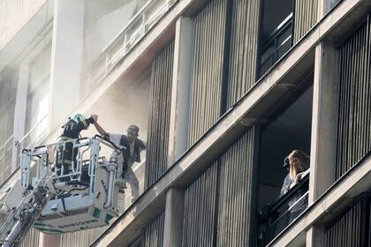 Incendio de grandes proporciones en un edificio en Chile deja 50 personas atrapadas