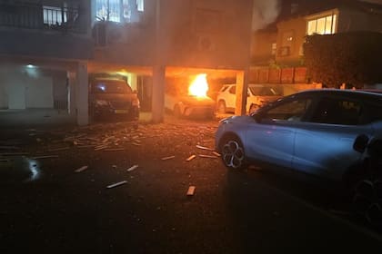 Incendio de un auto por la metralla de misiles iraníes en Ramat Gan