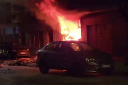 Incendio de un auto y una vivienda en Lanús