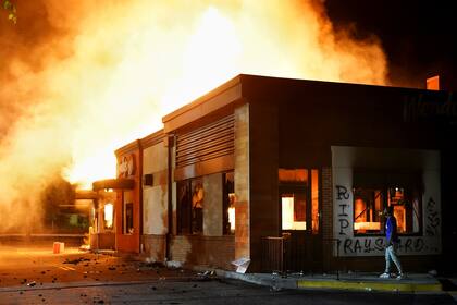 Incendio de un Wendy después de una manifestación contra la desigualdad racial y la muerte a tiros de la policía de Rayshard Brooks, en Atlanta, Georgia, Estados Unidos