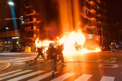 Incendio de una unidad de la línea de colectivos 71, en Corrientes y Bulnes