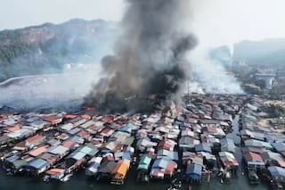 Incendio destruye 1000 viviendas en un pueblo costero de Malasia en la isla de Borneo