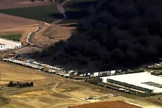 Incendio en almacén de California arde por tercer día y causa alertas por mala calidad del aire