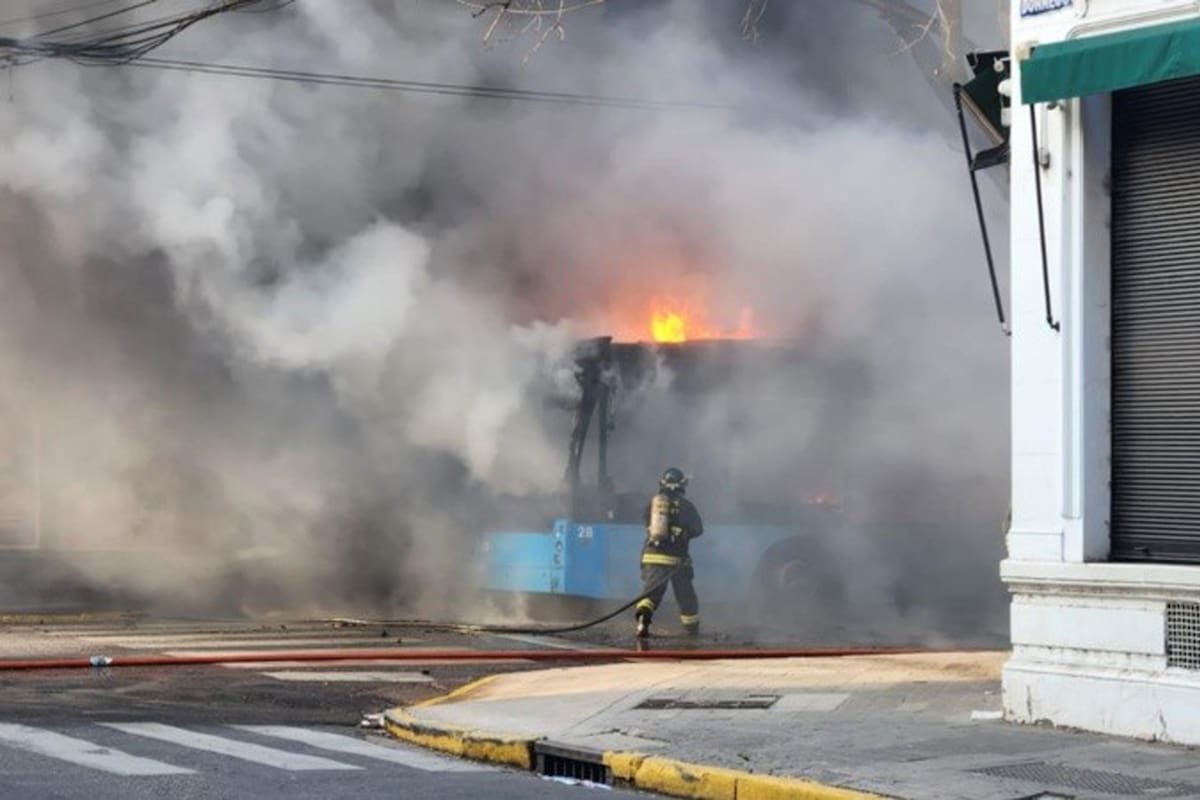 Incendio en el colectivo de la línea Q en Rosario