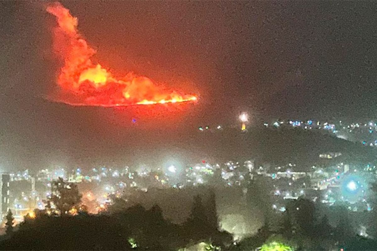 Incendio en el pedemonte mendocino, esta madrugada, visto desde la ciudad