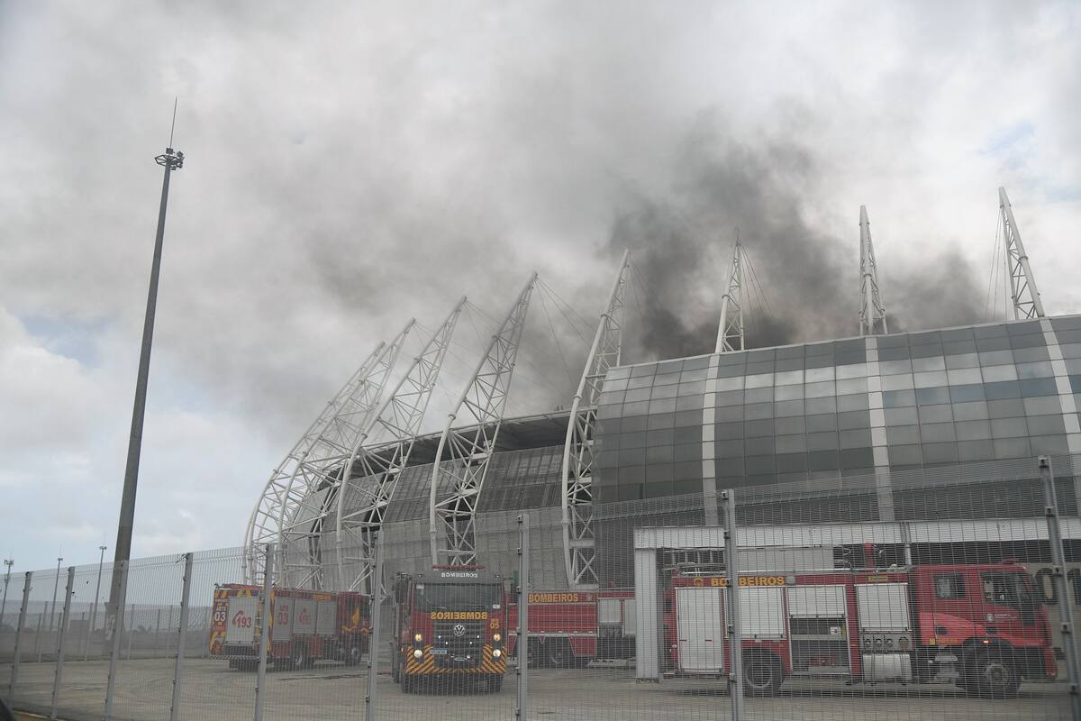 Incendio en la Arena de Castelao, Fortaleza, Brasil.