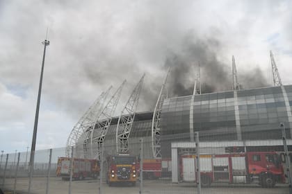 Incendio en la Arena de Castelao, Fortaleza, Brasil.