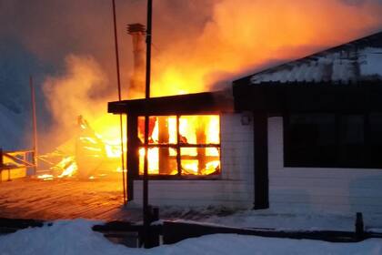 Incendio en la Confitería del centro de esquí La Hoya en Esquel