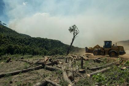 Incendio en lago Martin y Steffeb, las máquinas ayudan a formar cortafuegos con piedras y tierra