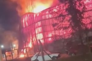 Un voraz incendio arrasó con un depósito de plásticos y colapsó toda la estructura