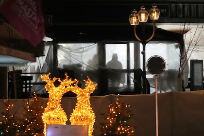 Incendio en un bar en estación de esquí en Suiza causa alrededor de 40 muertos