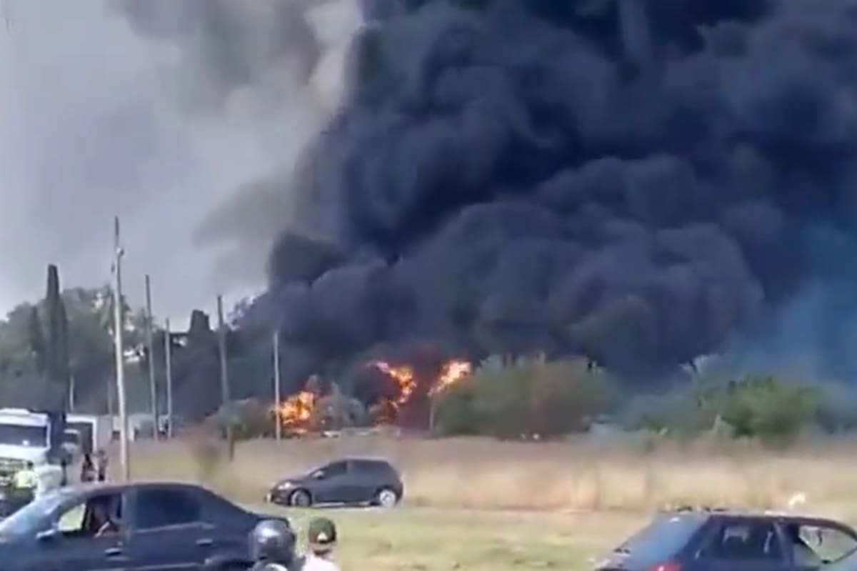Incendio en un depósito de neumáticos en Moreno