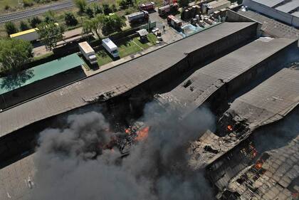 Incendio en un depósito de pinturas en Francisco Álvarez