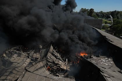 Incendio en un depósito de pinturas en Francisco Álvarez