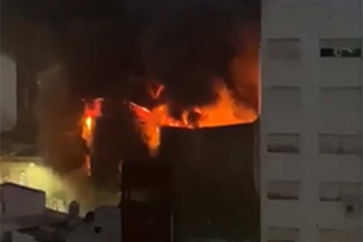 Incendio en un edificio de La Plata, hay vecinos evacuados y colapsó parte del edificio