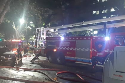 Incendio en un edificio de Monserrat: los vecinos debieron autoevacuarse por las imponentes llamaradas.