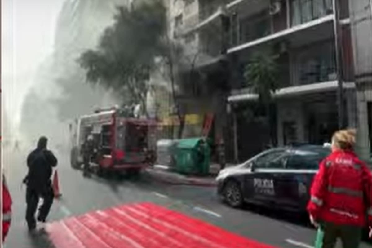 Incendio en un edificio en Avenida Callao, entre Pacheco de Melo y Las Heras