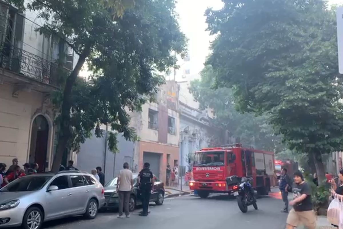 Incendio en una casa de San Nicolás en CABA: 70 evacuados y un hospitalizado
