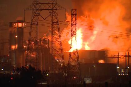 Incendio en una de las plantas de baterías más grandes del mundo provoca evacuaciones en California