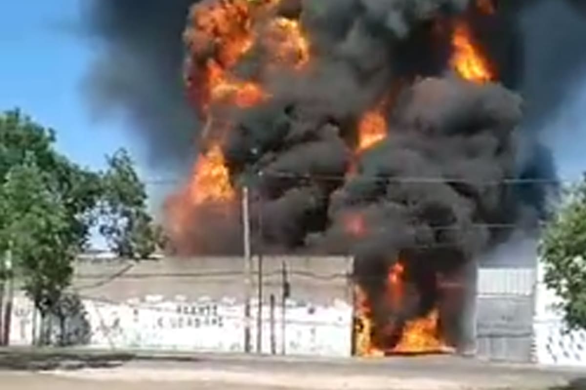 Incendio en una fábrica de pinturas en Valentín Alsina