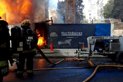 Incendio en una obra en construcción en San Martín de Tours al 2800