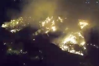 Don Torcuato: 20 dotaciones de bomberos apagaron un incendio en una papelera