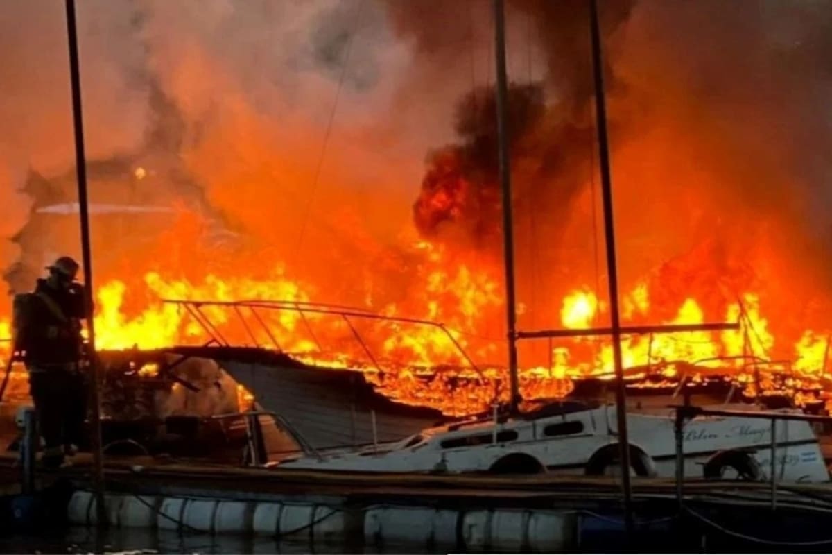 Incendio en una playa de Gualeguaychú que afectó a varias embarcaciones.