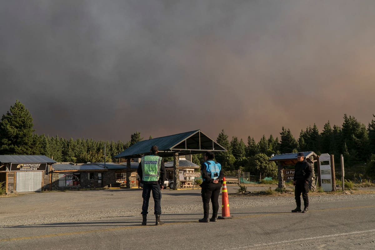 Incendio forestal en Epuyén. Los accesos a los sectores donde se prendieron fuego viviendas están cortados