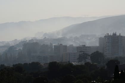 Incendio forestal que llegó a Marsella está controlado, pero no extinguido
