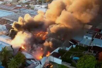Video | Voraz incendio arrasa con una pañalera: colapsó el techo y evacuaron a los vecinos