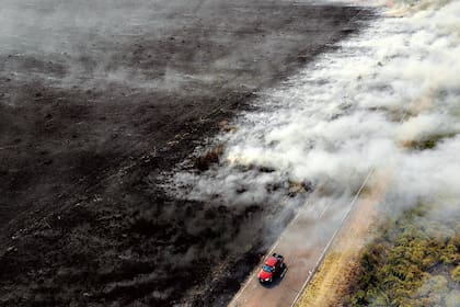 Incendios en campos cercanos a la ciudad de Corrientes , sobre la ruta 5.