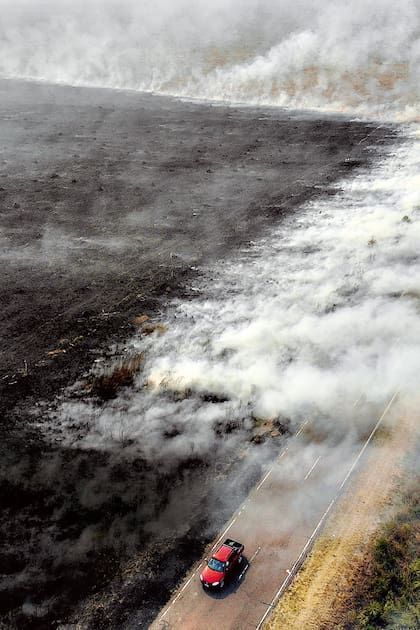 Incendios en campos cercanos a la ciudad de Corrientes , sobre la ruta 5.
