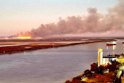Vista de los incendios desde lo alto de un edificio en Rosario
