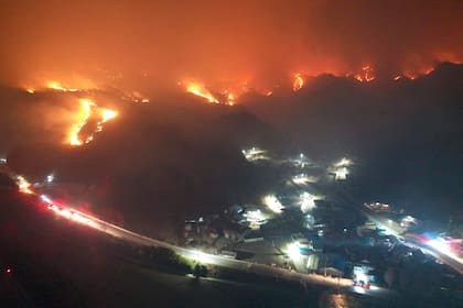 Incendios en las montañas de Samcheok, en Corea del Sur, cerca de una planta nuclear (Kim Huyn-tae/Yonhap via AP)