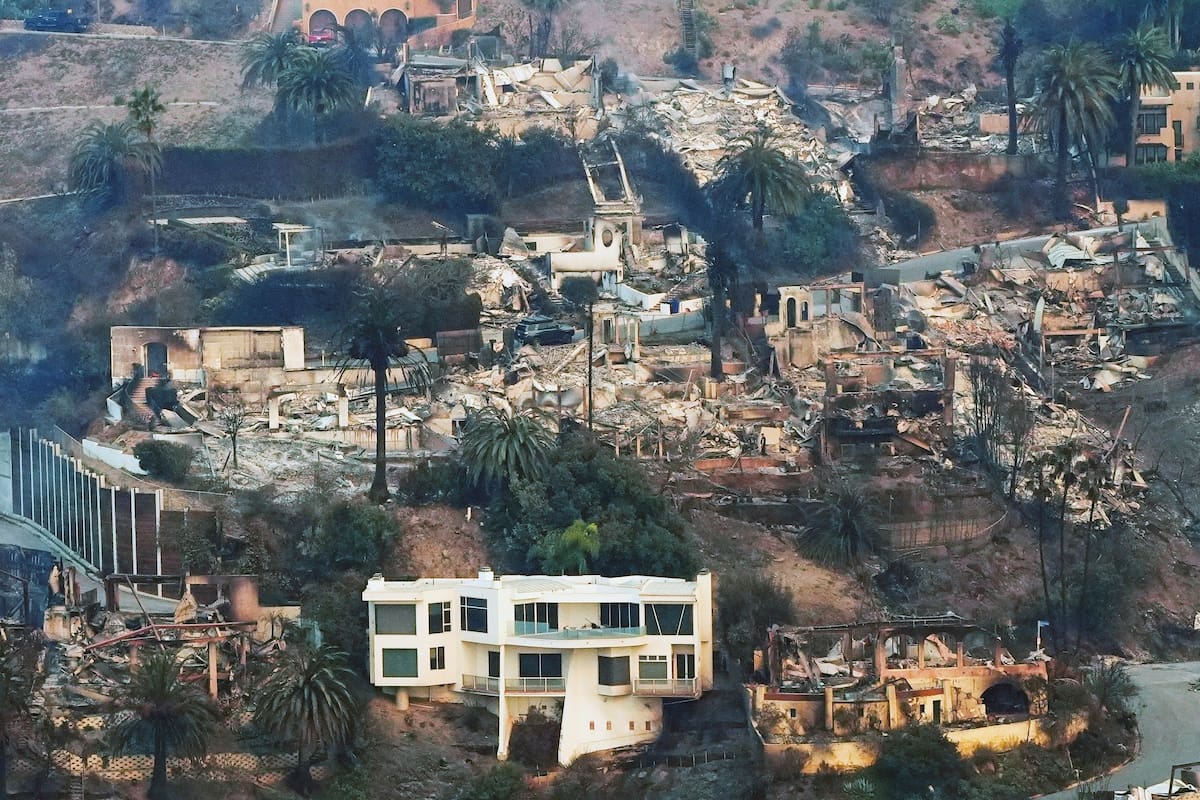 Incendios en Los Ángeles: la devastación causada por el incendio de Palisades se ve desde el aire, mientras una casa permanece en pie en el vecindario de Pacific Palisades en Los Ángeles