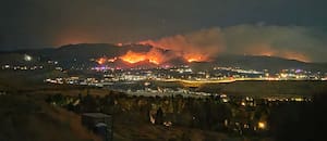 Evacuaciones masivas y gente que lo pierde todo: un incendio fuera de control golpea al oeste de EE.UU.