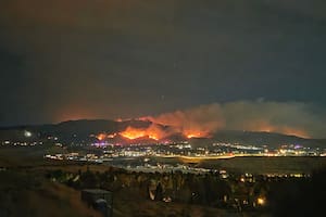 Evacuaciones masivas y gente que lo pierde todo: un incendio fuera de control golpea al oeste de EE.UU.