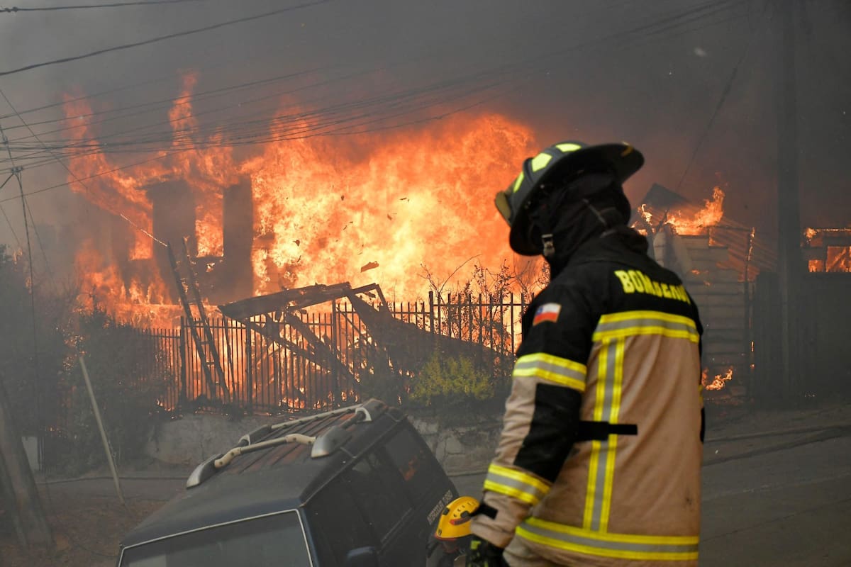 Incendios fuera de control en el sur de Chile: al menos 15 muertos y más de 50.000 evacuados