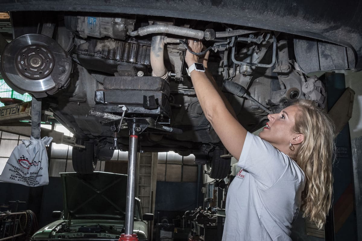 Incentiva a las mujeres a que sientan la libertad de manejar y de conocer el funcionamiento de los autos.