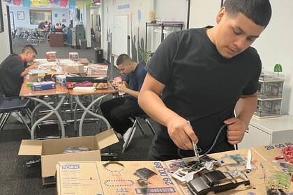 Incentivar la cultura del automóvil mantiene a los adolescentes comprometidos con la escuela secunda