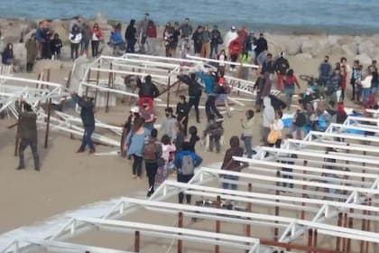 Una movilización en reclamo de mayor espacio de playa pública en Mar del Plata derivó en un acto de vandalismo cuando un grupo de manifestantes destrozaron un balneario