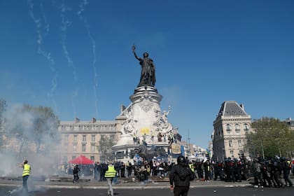 Incidente en la plaza de la República en Francia. No habían empezado las marchas en París y ya había 126 detenidos.