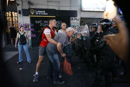 Incidentes afuera del Congreso durante la segunda jornada de debate por la Ley Ómnibus