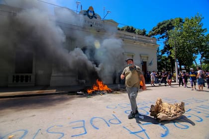 Incidentes durante una protesta frente a la municipalidad de San Vicente