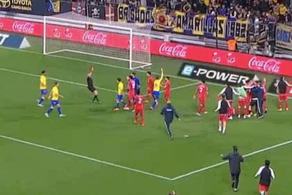 Incidentes en Cádiz-Getafe, con el argentino Jeremías Ledesma apuntado