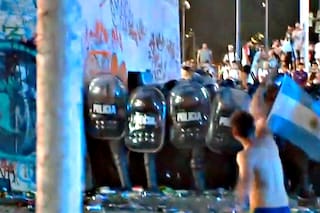 Incidentes, corridas y detenidos: la policía y los bomberos desalojaron el Obelisco y hubo tensión en el microcentro