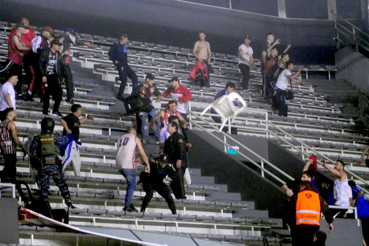 ¡Incidentes en el clásico! Lamentables imágenes en Mar del Plata donde los hinchas de Peñarol y Quilmes se enfrentaron a golpes, a falta de dos minutos para el final. El arbitro decidió suspender el encuentro.
