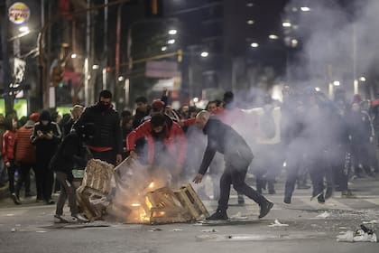 Incidentes en Independiente: los hinchas, rojos de bronca por la gestión de Hugo Moyano, prenden fuego cartones en la Avenida Mitre